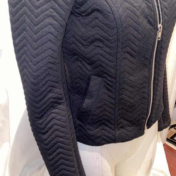 NWOT gorgeous black quilted jacked with silver zip - Picture 4 of 5